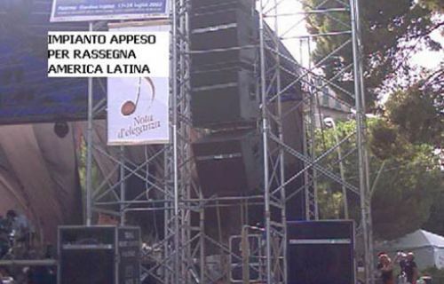 Impianto audio sospeso per rassegna