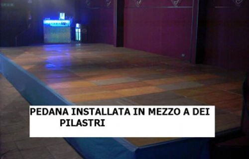 Platform installed in the middle of the pillars