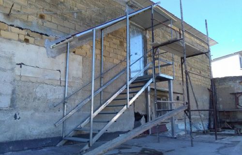 Scala con copertura e Porta Corazzata