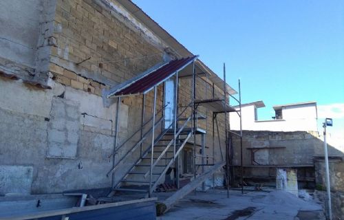 Scala con copertura e Porta Corazzata